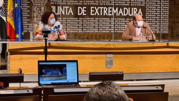 La consejera de Agricultura, Begoña García Bernal, y el director general de la PAC, Javier Gonzalo