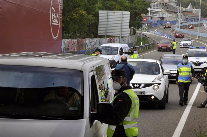 Control policial en la entrada a la ciudad de Ourense.