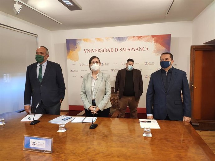 En primera línea de izquierda a derecha, Nicolás Rodríguez, María José Rodríguez Conde y Francisco José García Peñalvo en la USAL.