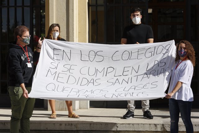 Estudiantes se manifiestan en la Facultad de Empresariales de la Universidad de Granada tras conocerse las restricciones que la Junta de Andalucía ha impuesto anulando las clases presenciales. En Granada, a 14 de octubre de 2020.
