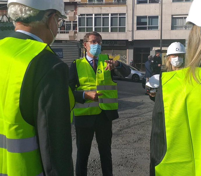 El presidente de la Xunta, Alberto Núñez Feijóo, durante una visita a las obras de la Ciudad de la Justicia en Vigo, el 14 de octubre de 2020.
