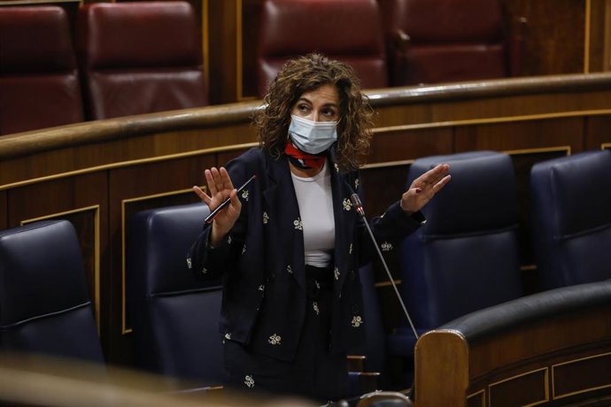 La ministra portavoz y de Hacienda, María Jesús Montero, interviene durante la sesión de control al Gobierno en el Congreso 