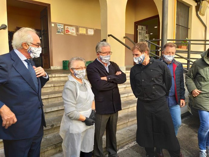 Oviedo.- La Cocina Económica reparte 300 menús del Desarme, cien más que hace un