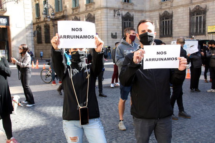 Pla mitj de la concentració dels restauradors a la Plaa Sant Jaume de Barcelona. Imatge del 14 d'octubre de 2020. (Horitzontal)