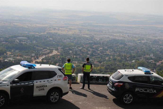 Agentes de la Guardia Civil y de la Policia Nacional en un mirador de Córdoba, en una imagen de archivo.