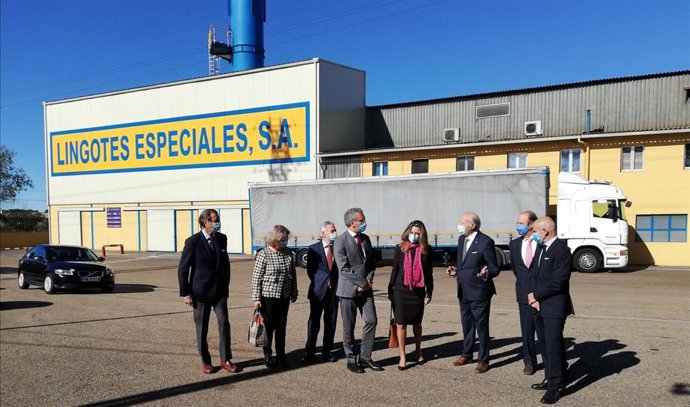 La secretaria de Estado de Comercio en el centro de la imagen en su visita a Lingotes Especiales