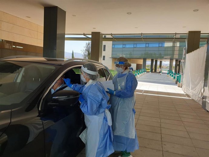 Toma de muestra en autocovid del Hospital Clínico de Granada