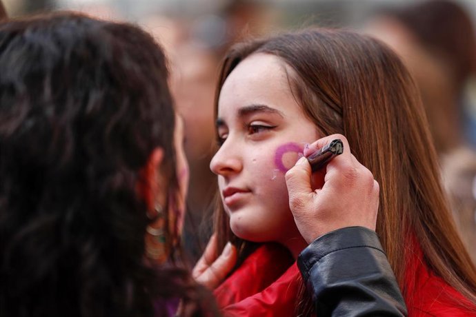 Jóven en la manifestación feminista del 8M en Madrid
