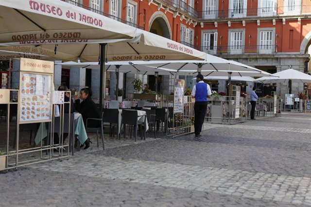Personas en una terraza de Madrid.