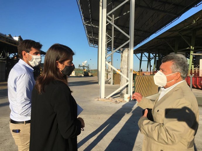 La delegada de Agricultura, Ganadería, Pesca y Desarrollo Sostenible, Araceli Cabello, visita las instalaciones de la Cooperativa Oliverera Pontanense