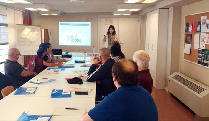 Pla obert d'un curs de formació d'auxiliar de serveis ofert per Aspid, en una imatge d'arxiu. (Horitzontal)