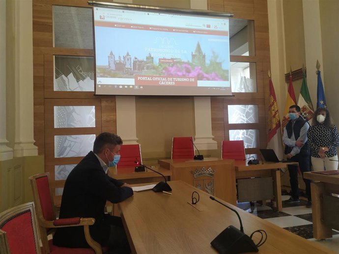 El concejal de Turismo, Jorge Villar, presenta la nueva página web de Cáceres