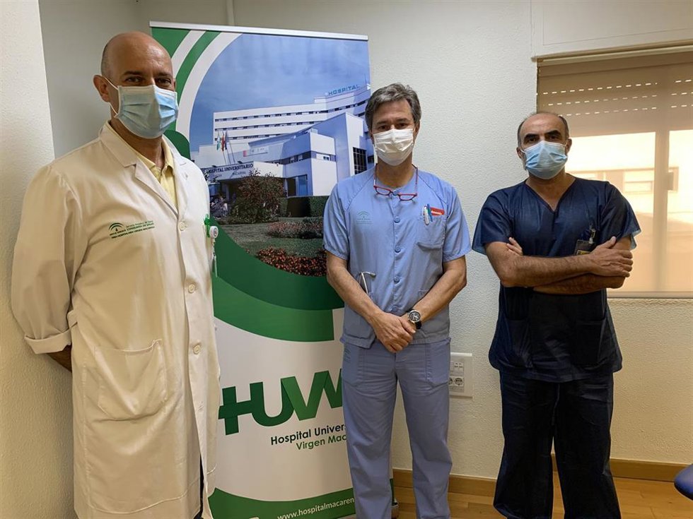 Los doctores Agustín Valido, Jesús Rguez Baño y Miguel Ángel Rico, responsables de los Servicios de Neumología, Enfermedades Infecciosas y Medicina Interna