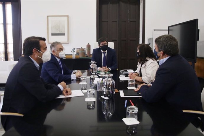 El vicepresidente de la Junta de Andalucía y consejero de Turismo, Regeneración, Justicia y Administración Local, Juan Marín, ha mantenido este miércoles una reunión con representantes de la Academia Andaluza de Gastronomía y Turismo.