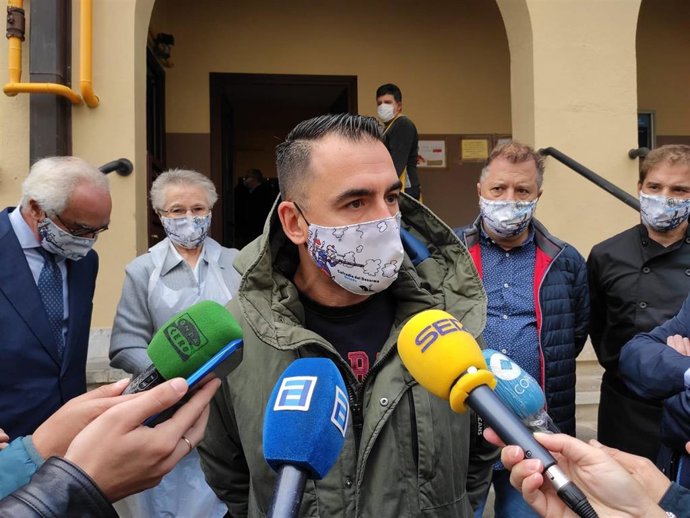 El presidente de la junta local de Otea en Oviedo, David González Codón, atiende a los medios.