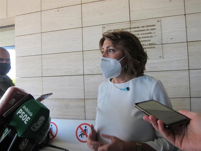 La secretaria general del PSOE-A, Susana Díaz, atendiendo a los medios de comunicación