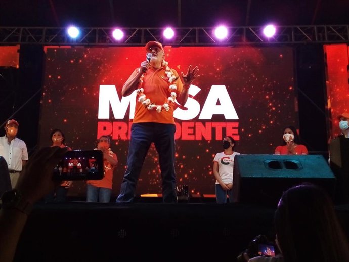 Carlos Mesa en un acto de campaña en Santa Cruz