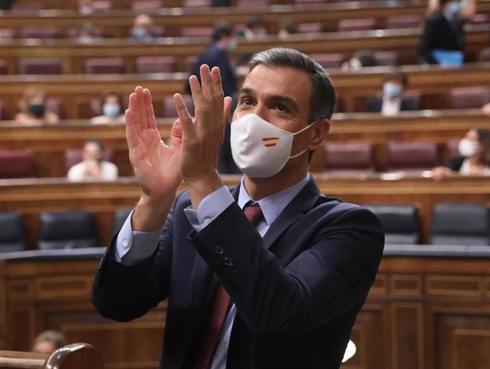 El presidente del Gobierno, Pedro Sánchez, aplaude tras una sesión plenaria en el Congreso