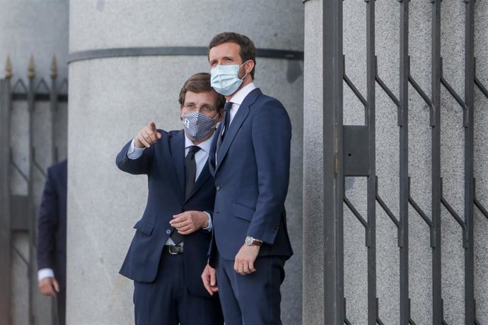 El presidente del PP, Pablo Casado (d), y el alcalde de Madrid, José Luis Martínez-Almeida (i).