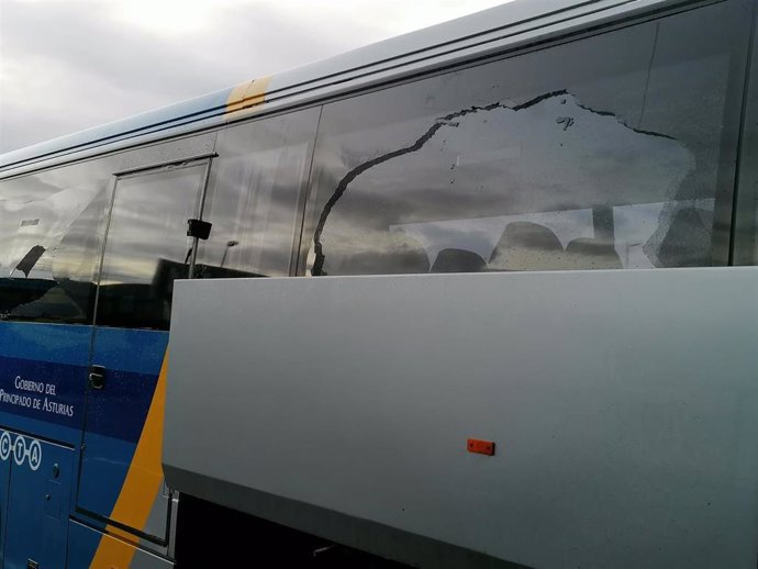 Ataque a un autobús de Alsa del servicio Cudillero-Avilés circulaba con pasajeros a la altura del Alto del Praviano.
