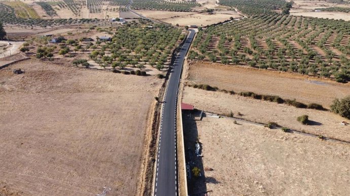 Concluyen las obras de acondicionamiento de dos caminos en Alcuéscar