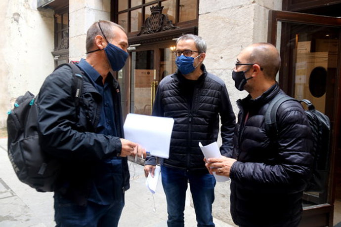 Els regidors de Salt i Girona lex Barceló i Martí Terés, i l'alcalde de Sarri de Ter, Narcís Fajula, aquest 14 d'octubre del 2020 abans de la roda de premsa (Horitzontal)