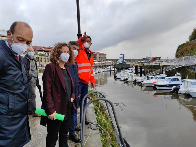 Actuaciones de dragado en el puerto de Llanes.