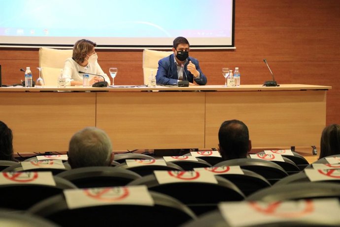 La secretaria general del PSOE-A, Susana Díaz, con el secretario general del PSOE de Jaén, Francisco Reyes, durante el encuentro para abordar la situación de los comedores escolares