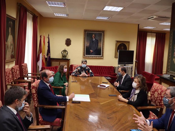 Reunión entre la consejera de Bienestar Social, Aurelia Sánchez, y el alcalde de Guadalajara, Alberto Rojo