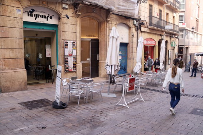 Una terrassa d'un bar sense clients, aquest dimecres al matí a Tarragona. Foto del 14 d'octubre del 2020 (Horitzontal).