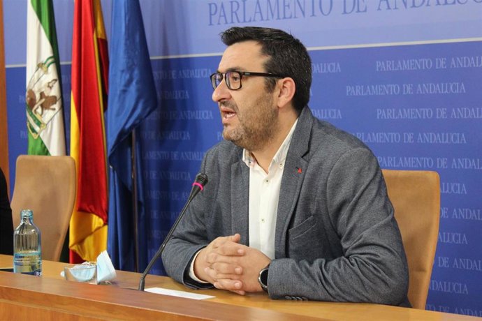 El portavoz de Adelante Andalucía en la Comisión de Hacienda, Guzmán Ahumada, en rueda de prensa