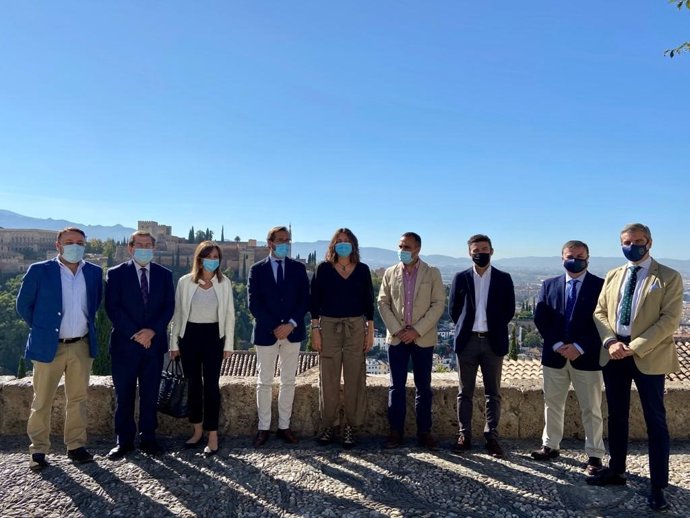 La secretaria general del PP andaluz, Loles López,  atiende a los medios en el Mirador de San Nicolás de Granada