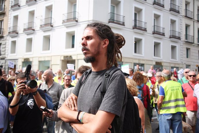 El diputado de Podemos Alberto Rodríguez en la manifestación de pensionistas frente al Congreso