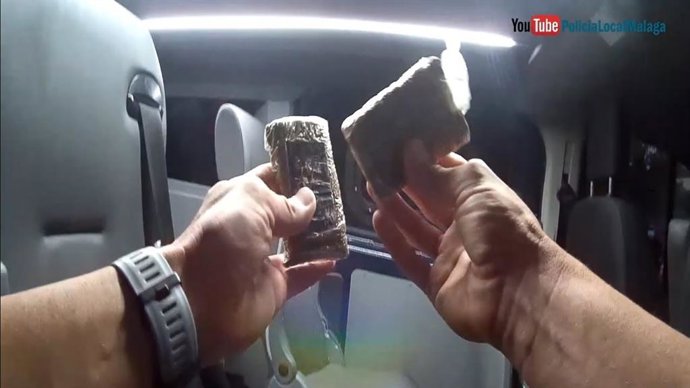 Tabletas de hachís incautadas por la Policía Local de Málaga a dos individuos ocultas en un coche