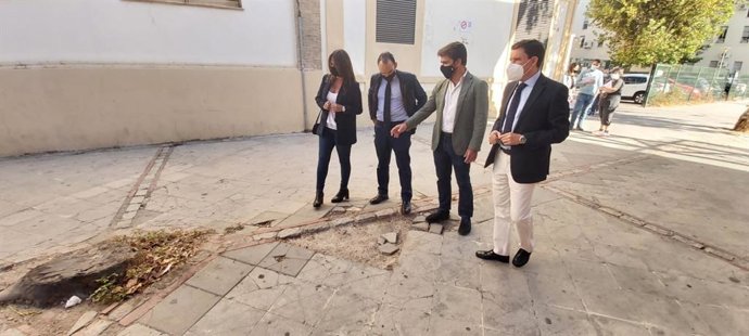 Beltrán Pérez, comprobando el estado de las vías