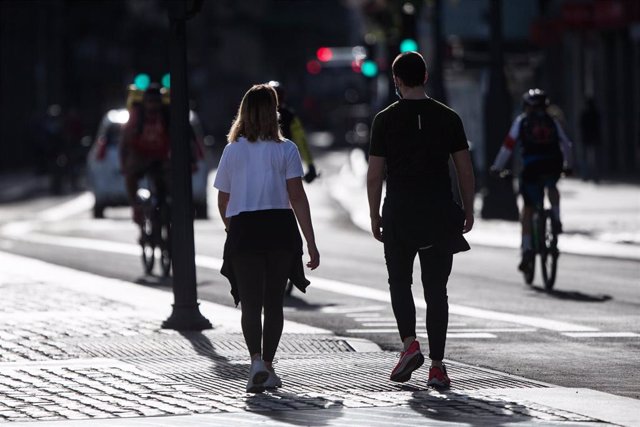 Una pareja pasea por las calles de Madrid. A 3 de Mayo, 2020 en Madrid, España