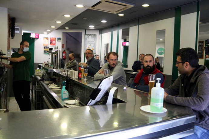 Pla obert de clients a la barra del bar Cal Manel de Manresa. 14 d'octubre de 2020. (Horitzontal)