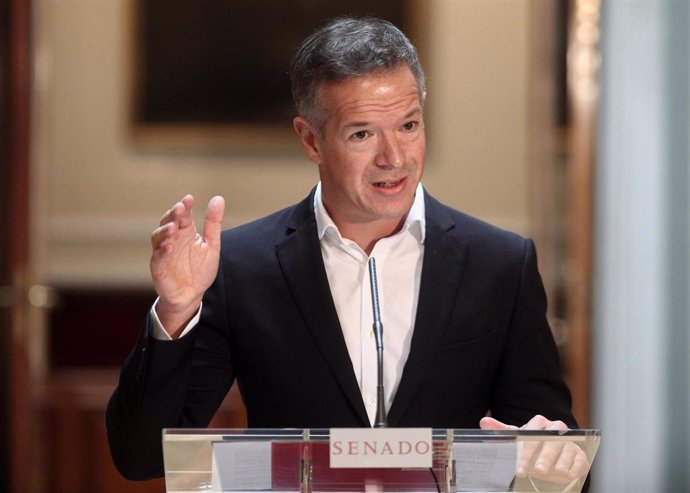 El portavoz del Grupo Socialista en el Senado, Ander Gil, ofrece una rueda de prensa tras la Junta de Portavoces en la Cámara Alta, en el Salón de los Pasos Perdidos, en Madrid (España) a 22 de septiembre de 2020.