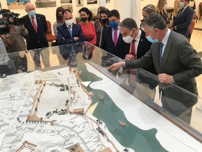 El consejero de Presidencia, Elias Bendodo, visita el Ayuntamiento de Palos de la Frontera.