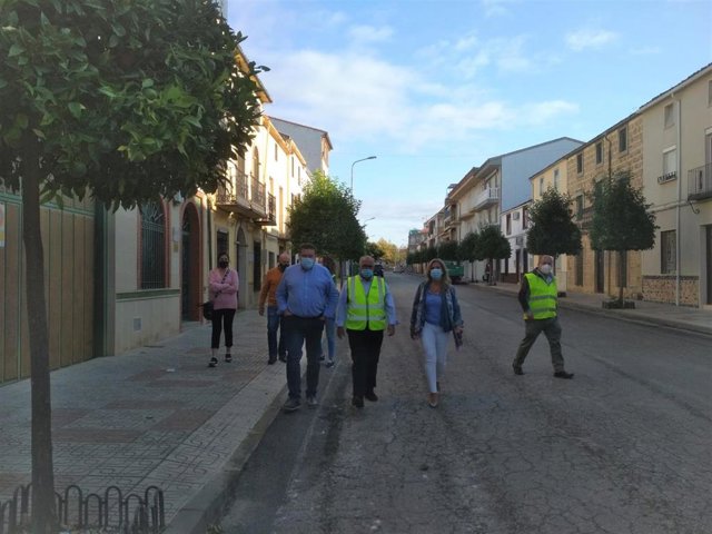 Visita a las obras en la travesía de Castellar de la A-6203.