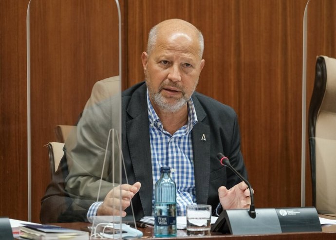 El consejero de Educación, Javier Imbroda, este miércoles durante su comparencia parlamentaria en comisión.