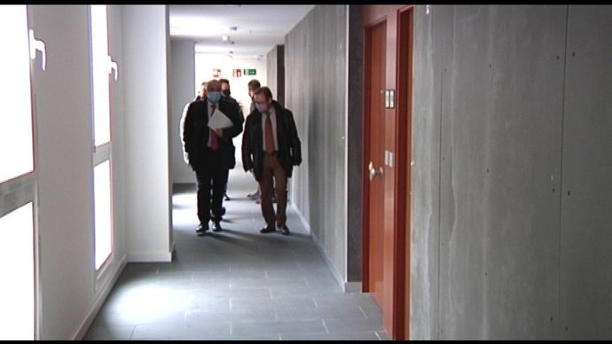 El consejero Iñaki Arriola visita los pisos para jóvenes en Arangoiti
