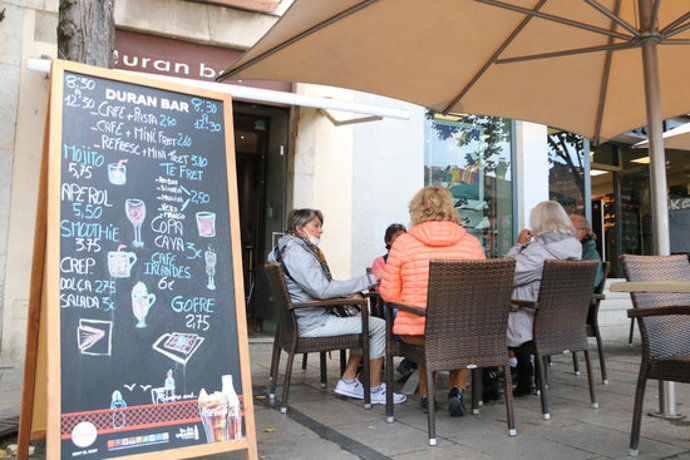 Un grup de persones consumint en una terrassa a Girona aquest 14 d'octubre del 2020. (Horitzontal)