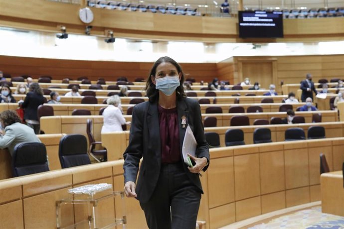La ministra de Industria, Comercio y Turismo, Reyes Maroto, a su salida de una sesión de control al Gobierno en la Cámara Alta, en Madrid (España), a 6 de octubre de 2020. Durante el pleno, el Gobierno contesta a cuestiones relacionadas con la labor del
