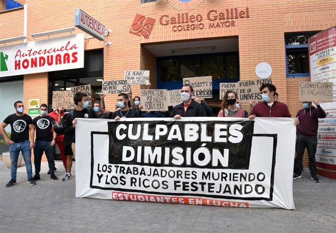 Varios estudiantes sostienen una pancarta en la que se lee 'Culpables dimisión' durante una concentración convocada por el sindicato 'Estudiantes en Lucha' en la residencia Galileo Galilei, en Valencia, 
