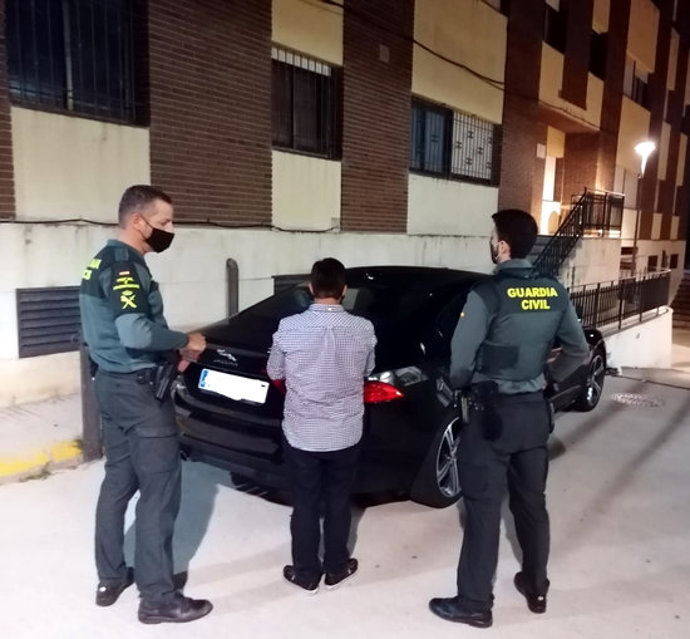 Pla general de dos agents de la Gurdia Civil durant la detenció del conductor d'un vehicle que havia estat robat a Alacant. Imatge del 14v d'octubre del 2020 (horitzontal)