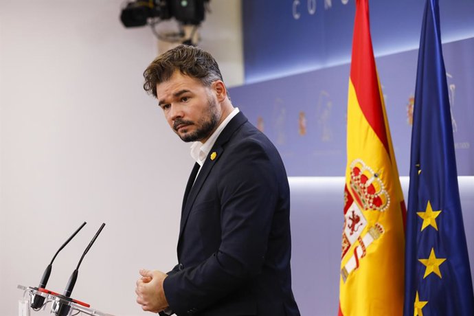 El diputat y portaveu d'Esquerra Republicana de Catalunya (ERC), Gabriel Rufián, intervé en la roda de premsa.