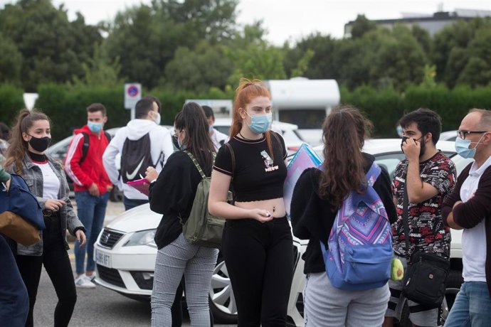 Estudiantes de bachillerato minutos antes de entrar a las instalaciones del IES Vilar Ponte  
