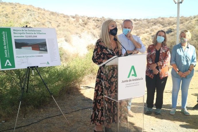 Patricia del Pozo en su visita al yacimiento de Villaricos, en Almería