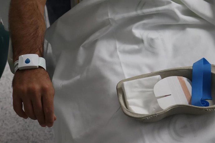 Un paciente con pulsera digital en el Hospital de Poniente